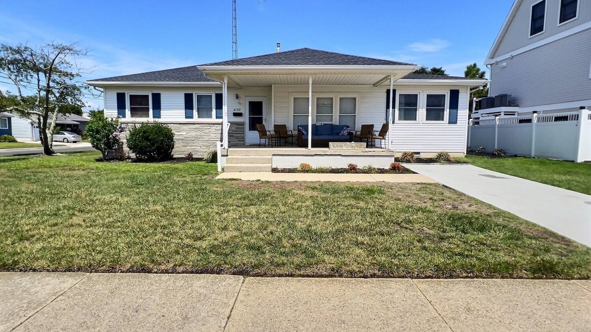 Ventnor City House | Beach Bungalow w/Waterfront View. Short Walk to Shops, Restaurants and Beaches