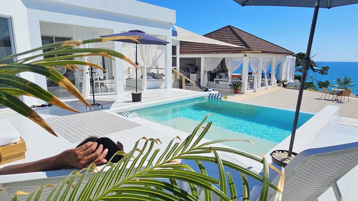 Treasure Beach Villa | Beach Chic 2-Bedroom Villa – 100% 5-Star Rated - Luxury Redefined