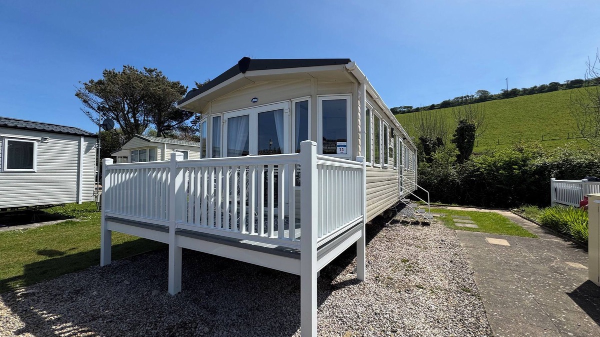 Challaborough House | Beach Coast Getaway in South Devon! Hill Views and on site entertainment,