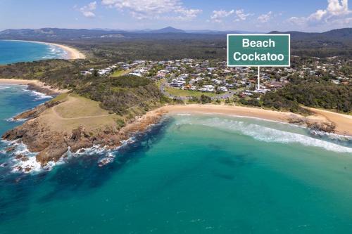 Emerald Beach House | Beach Cockatoo 2Bed Steps from Sand, perfect surf getaway