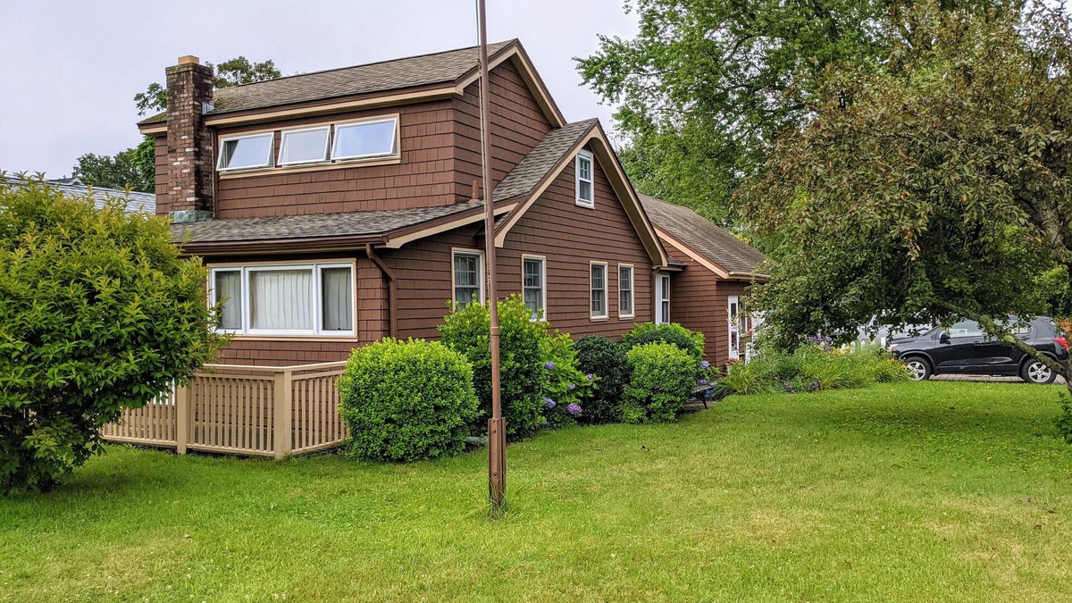 Saybrook Manor House | Beach community with private beaches