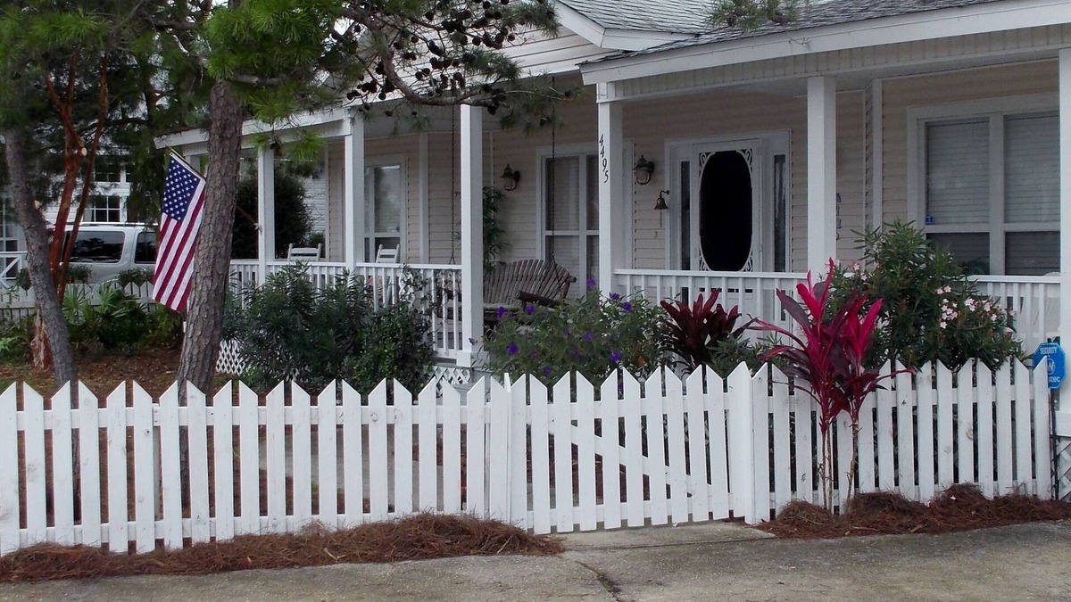 Clipper Cove Cottage | BEACH COTTAGE 3BR, NEW GOLF CART W/HOUSE, PORCH SWING, 30 STEPS TO POOL, PETS!