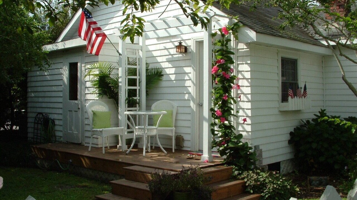 Historic Downtown Manteo Cottage | Beach cottage in the heart old town Manteo 0BX. 🐾 welcome
