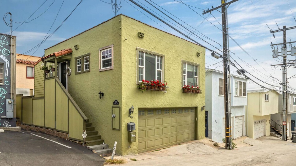 The Strand House | Beach Cottage, ocean view, walk to beach and downtown