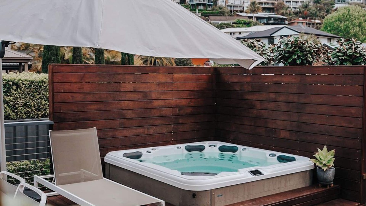 Terrigal Cottage | Beach Cottage with Deck & Spa in Terrigal. 10min walk to beach