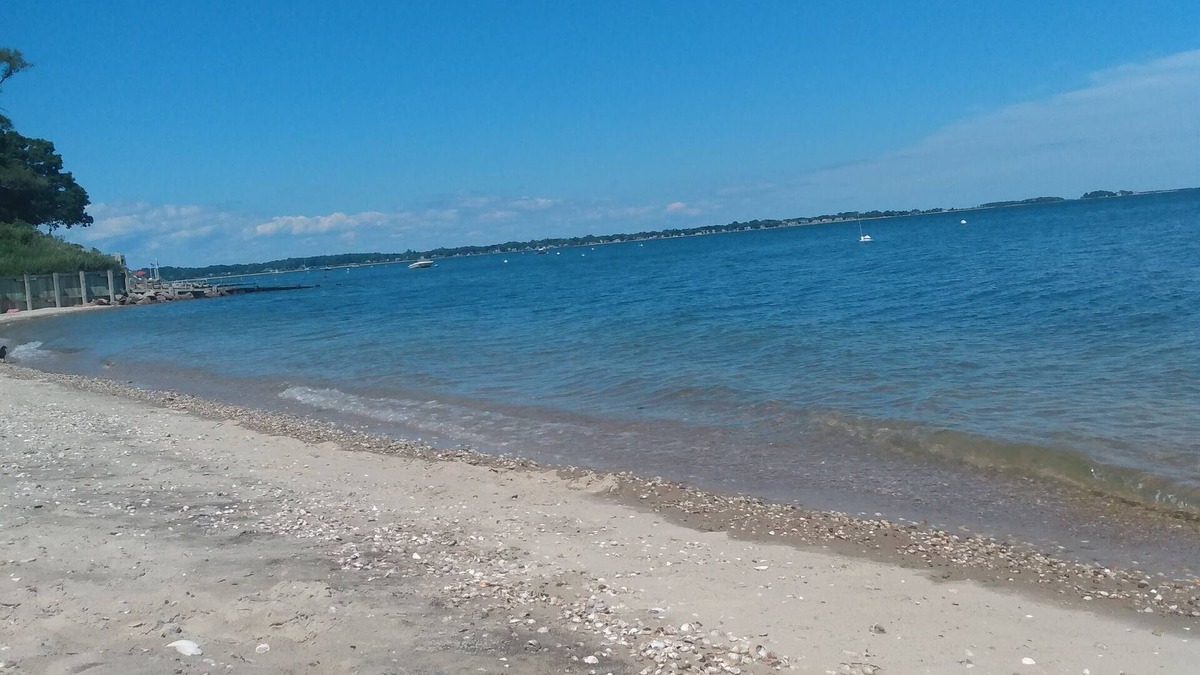East Marion Cottage | Beach cottage with private bay beach access!