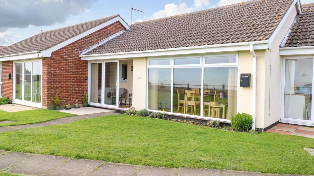 Kessingland House | BEACH CROFT, pet friendly, country holiday cottage in Kessingland