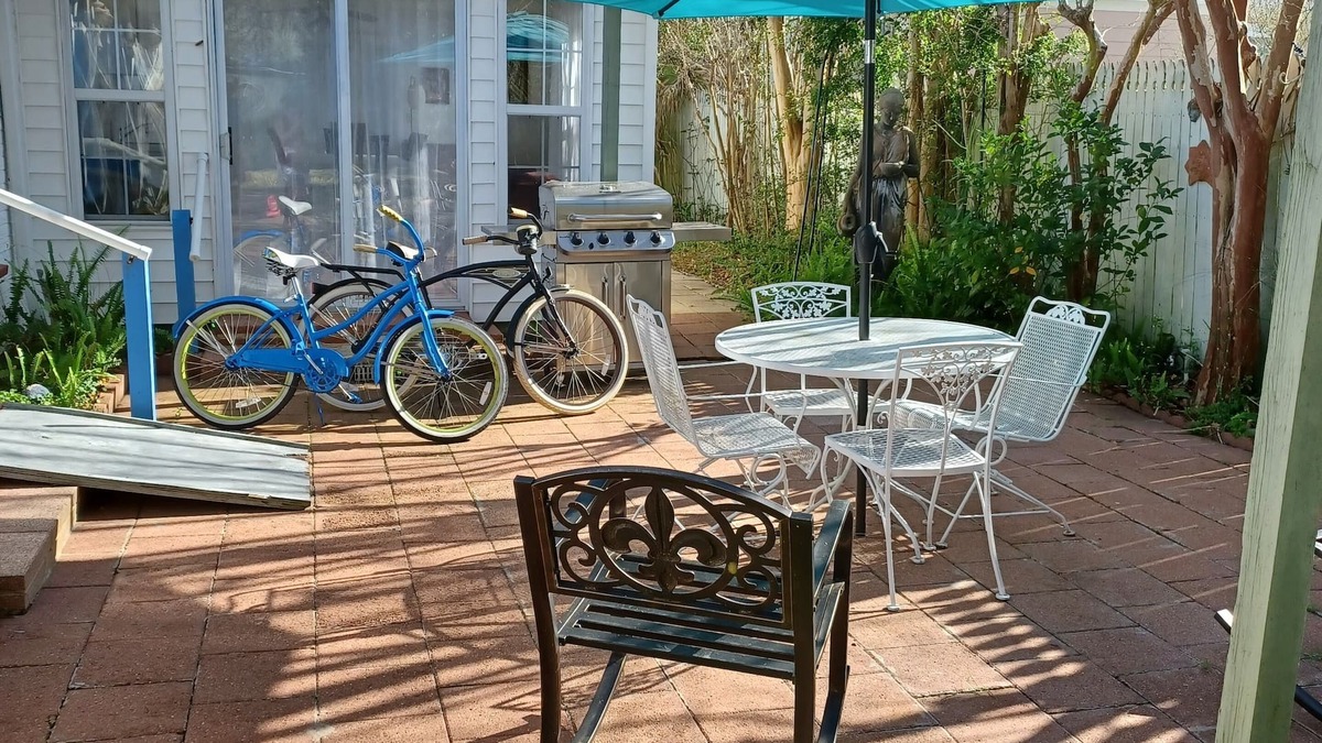 Biloxi House | BEACH & DOWNTOWN 5 BLOCKS, COURTYARD WITH GRILL, FULL HOUSE GENERATOR, 4 BIKES