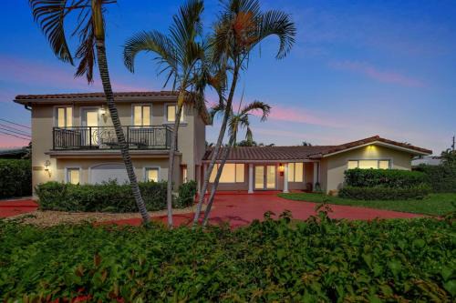 Lauderdale-by-the-Sea House | Beach Duplex - 3br 5ba Manor with Heated Pool