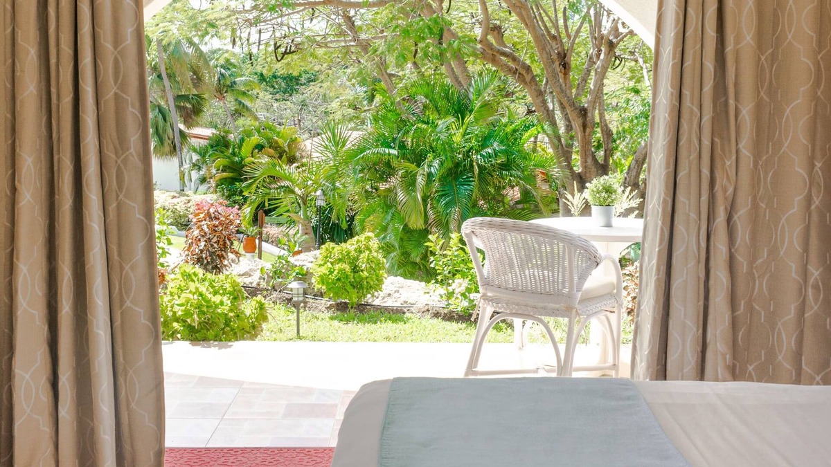 Maynards Hotel | Beach Escape! Close to Heywoods Beach and Godings Bay Beach! Outdoor Pool!