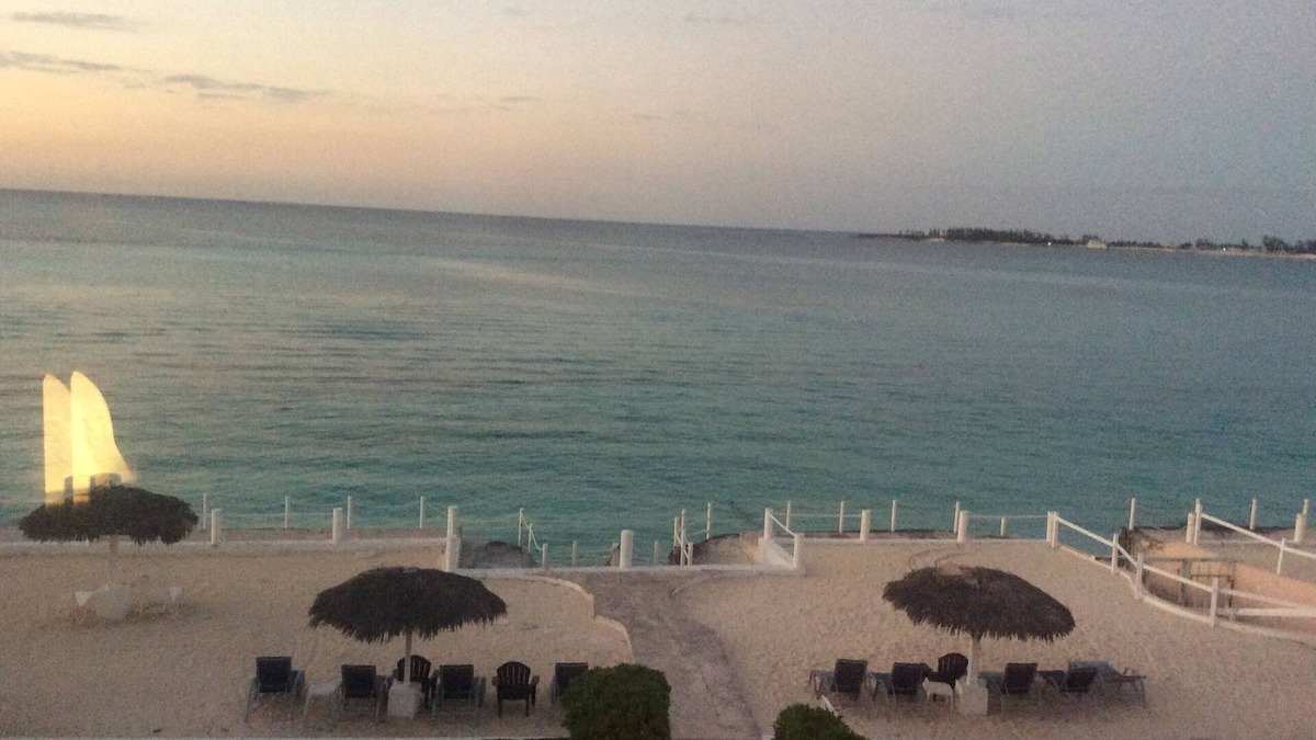 Nassau Apartment | Beach front apartment with garden and direct access to a private beach and
