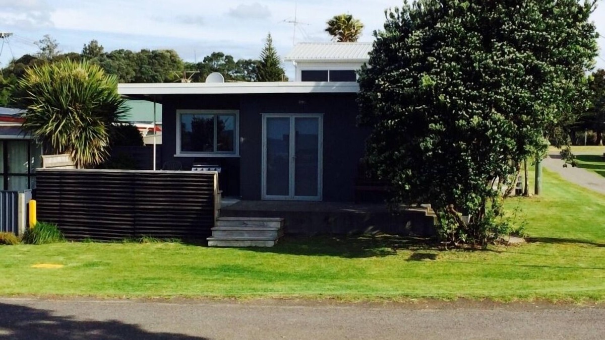 Urenui House | Beach front bach in Urenui