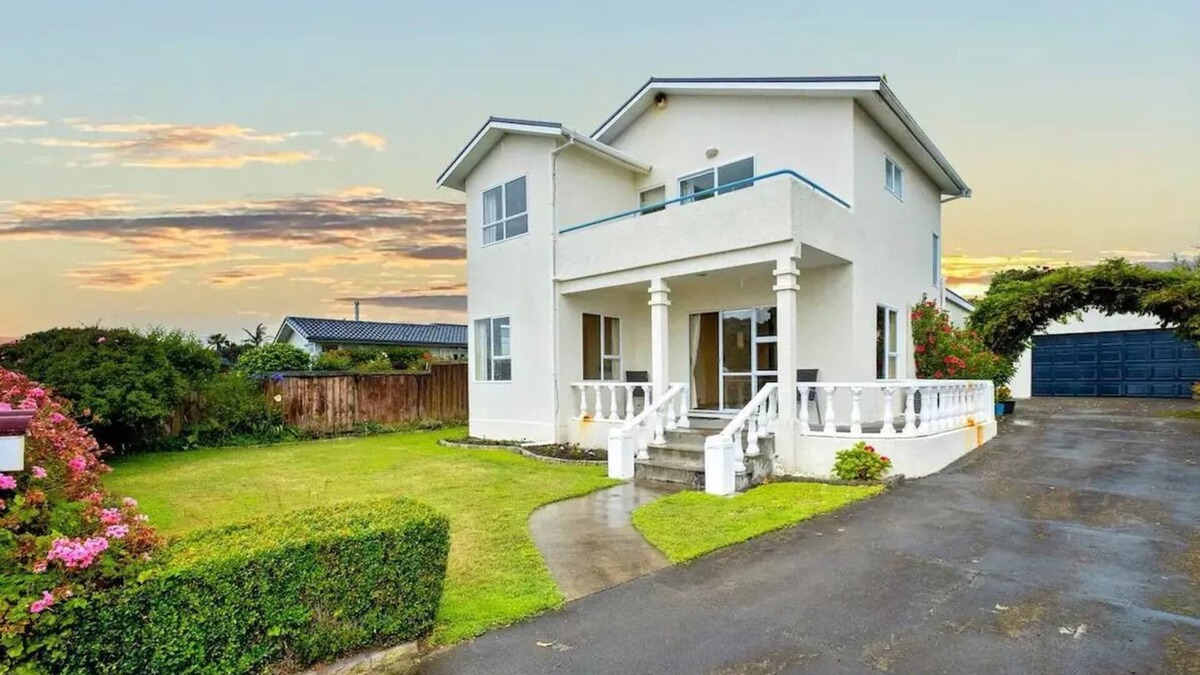 Haumoana Villa | Beach-front Bliss: Coastal Paradise Awaitsn