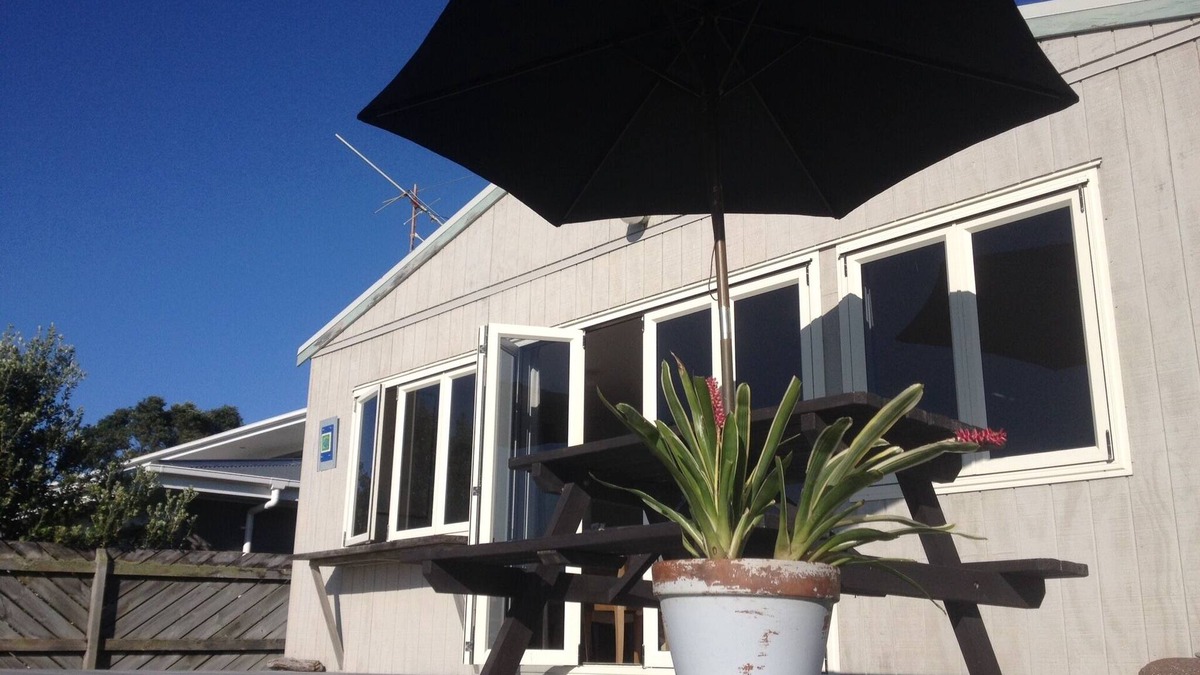 Whiritoa House | Beach front bungalow with sleep-out