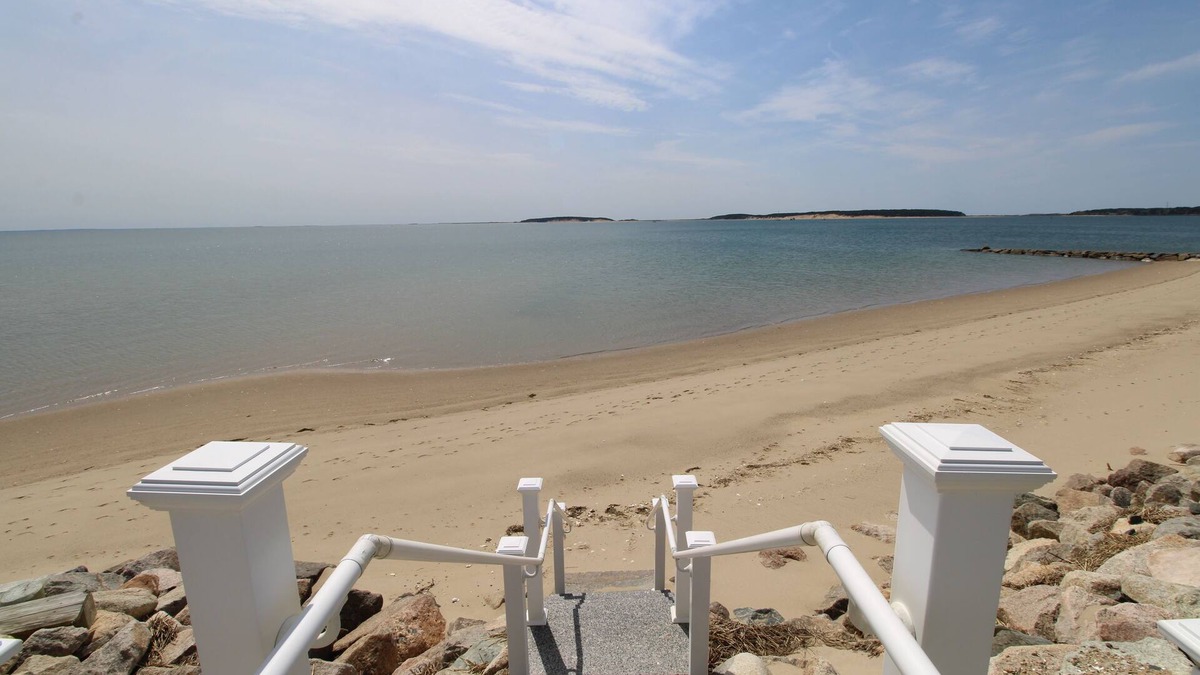 Indian Neck Heights Cottage | Beach Front Cottage With Spacious Deck (1465)