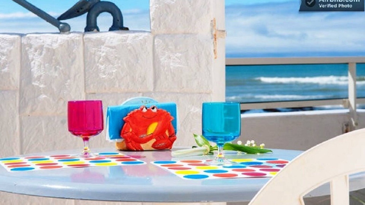 La Chaume Apartment | BEACH-FRONT COTTAGE/STUDIO. ROMANCE FOR 2. Linen provided.