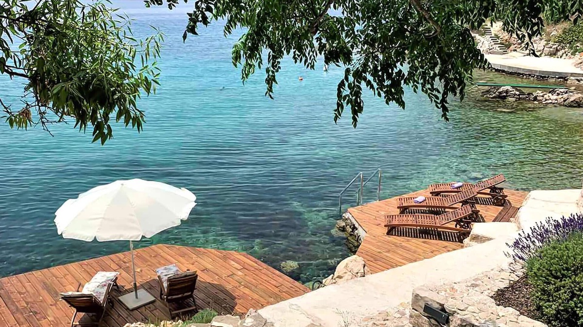 Lukovo Sugarje House | Beach front home in Lukovo Sugarje