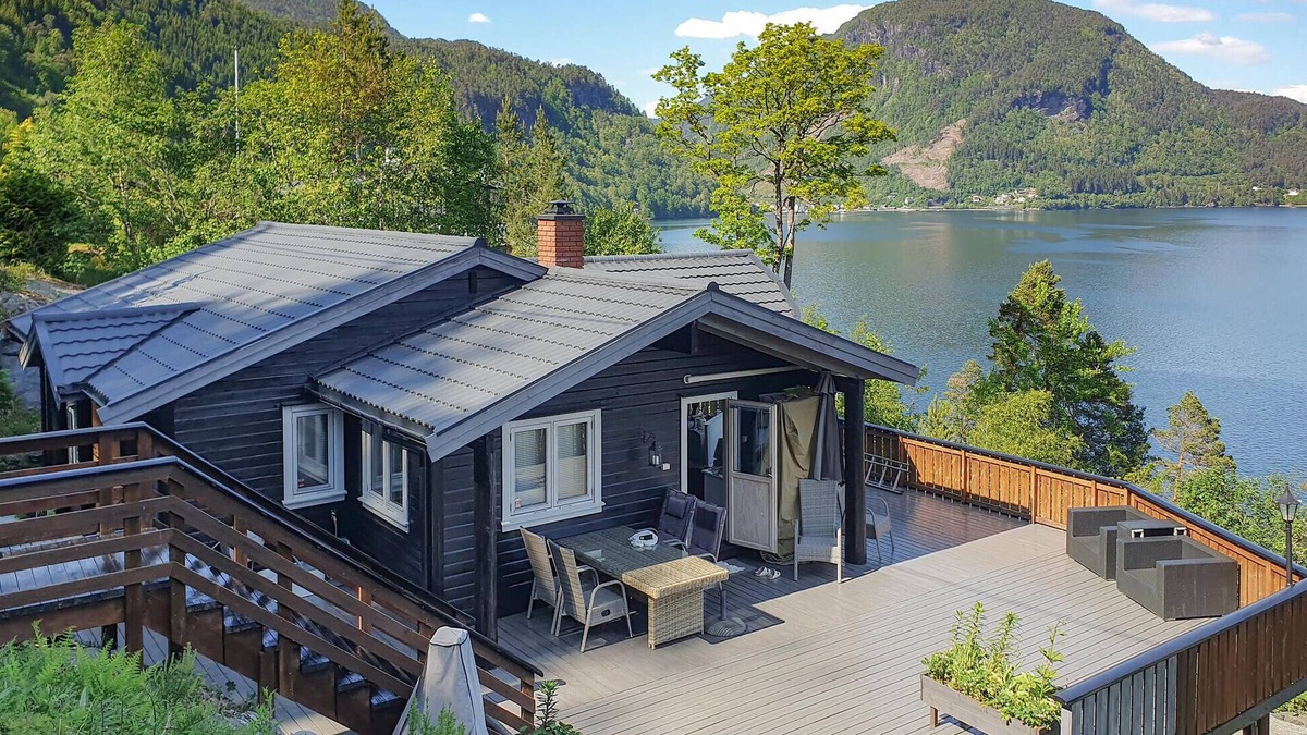 Hardangerfjord House | Beach front home in Omastrand