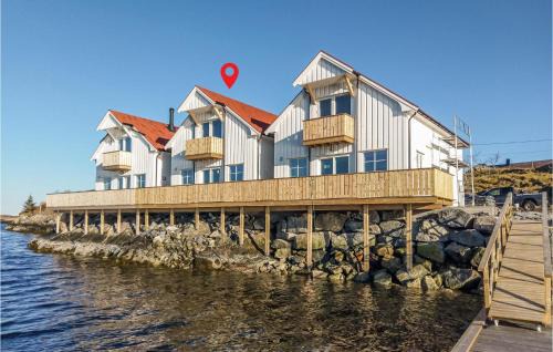 Smøla House | Beach Front Home In Smøla With Kitchen