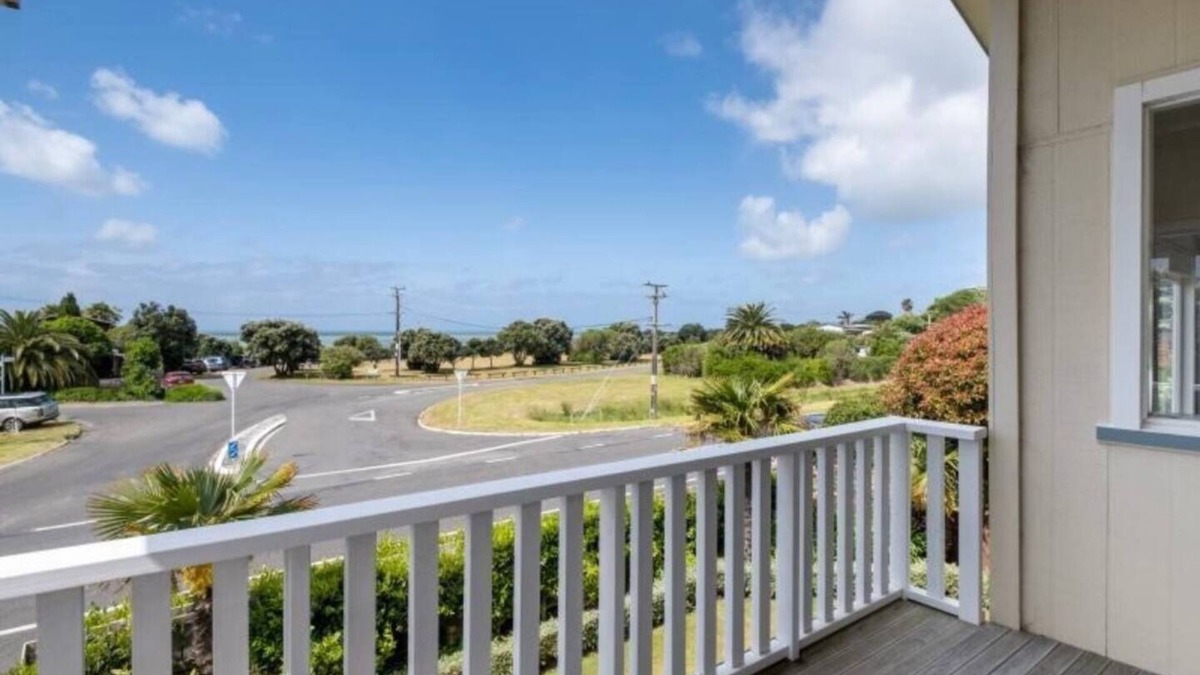 Te Awanga House | Beach front home stay