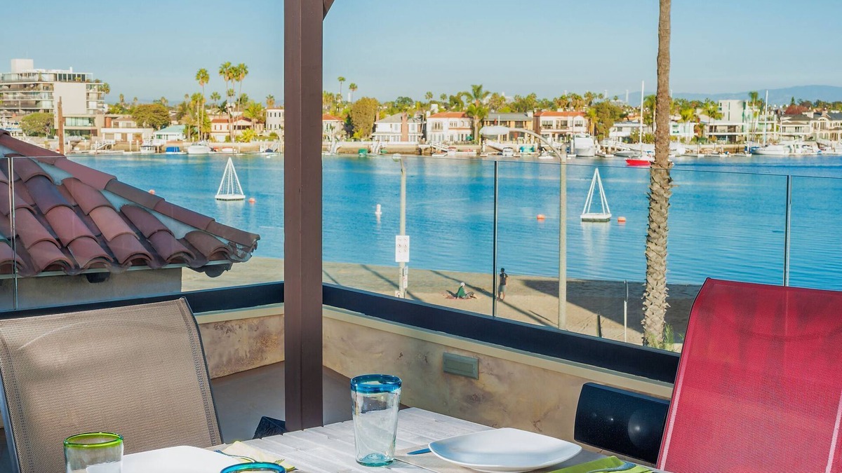 Belmont Shore House | Beach front house centrally located to all popular attractions