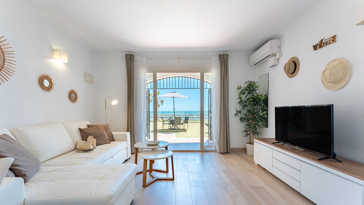 Sitio de Calahonda Ski Chalet | BEACH-FRONT house - Full SEA view - Dona Lola BEACH Resort - between MARBELLA and La Cala de Mijas - 2 bedrooms - Ref: CS111