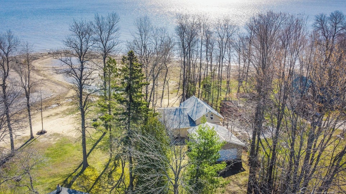 Menominee Cottage | Beach Front - Kayaks, RV, EV, Games + Amenities