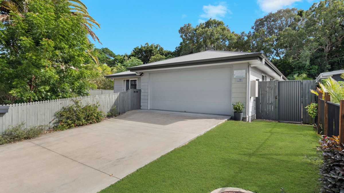 Toogoom House | Beach Front, Modern & Spacious, Securely Fenced for Kids & Pets