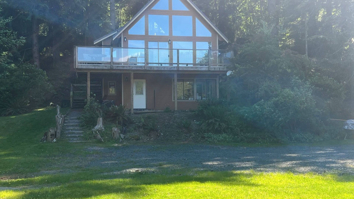 Quadra Island Cottage | Beach front newly renovated 4 bed house quiet safe beach Family Friendly