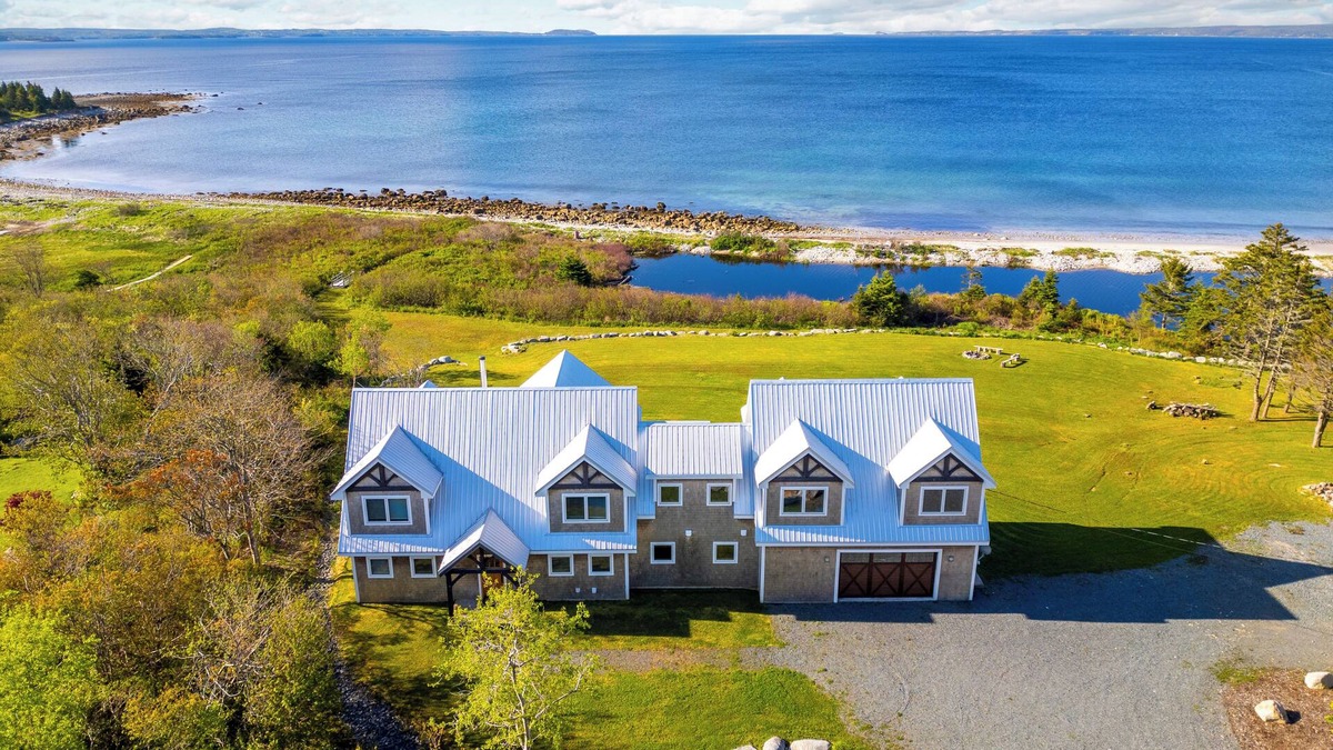 Queensland House | Beach Front Oasis - Custom-built Timber Frame Home on Cleveland Beach 12 guests