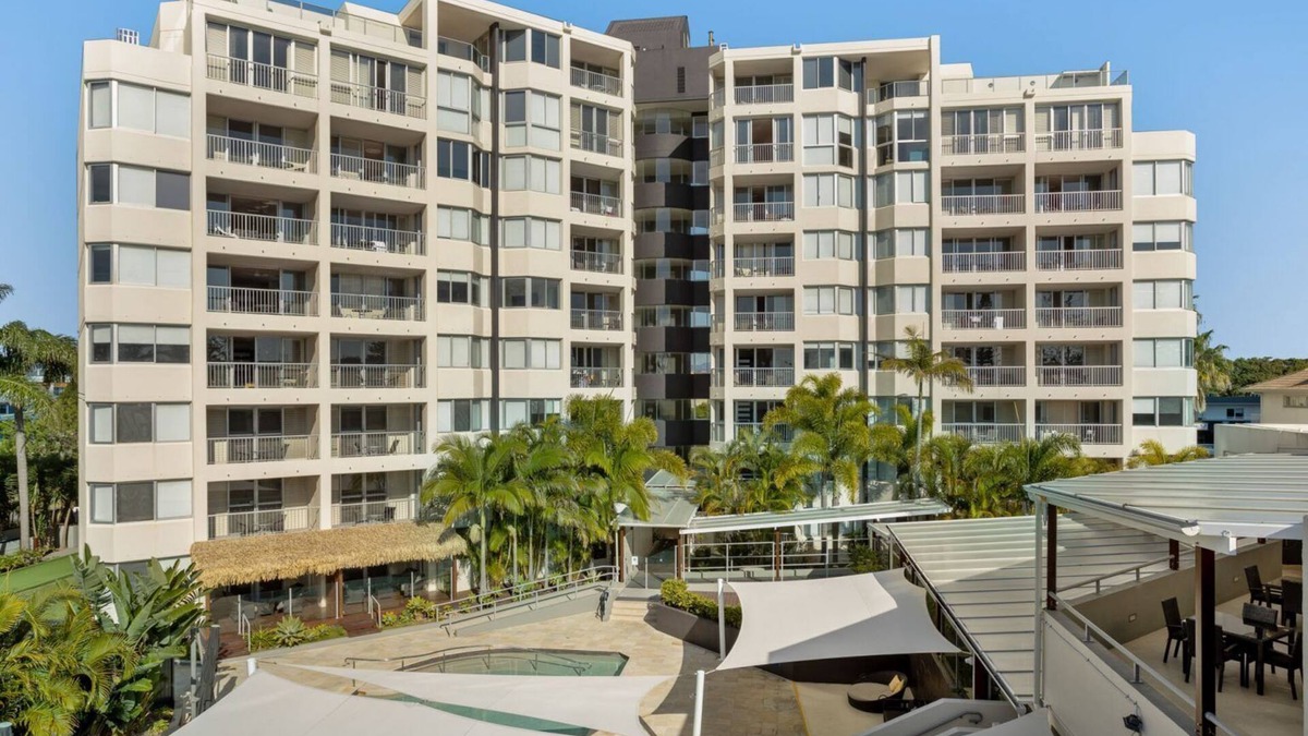 Gold Coast Apartment | Beach front opposite surf club