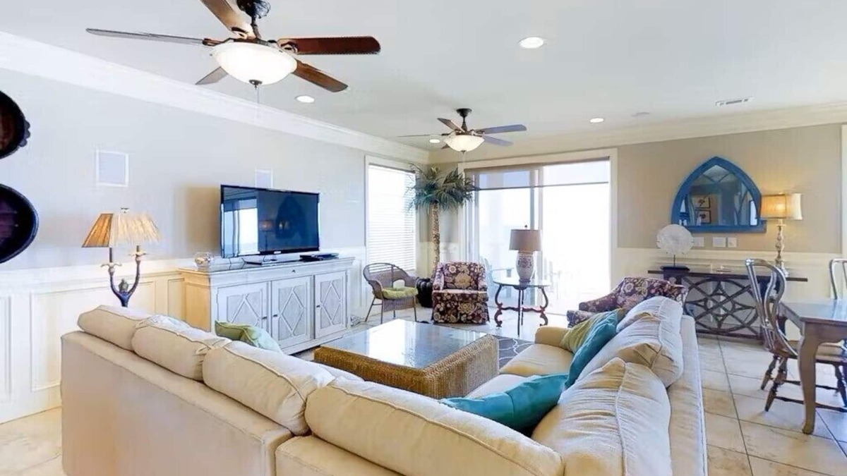 East End House | Beach front, pet friendly, swimming pool, 6 bedrooms & baths!
