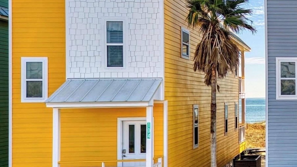 East End House | Beach Front Sleeps 10 Walking distance to everything