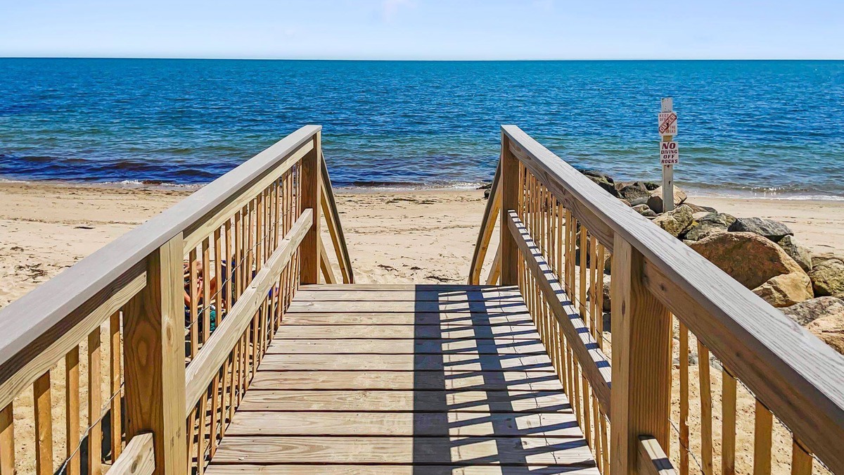 Dennis Port Cottage | Beach front studio with queen bed, grill, outdoor shower