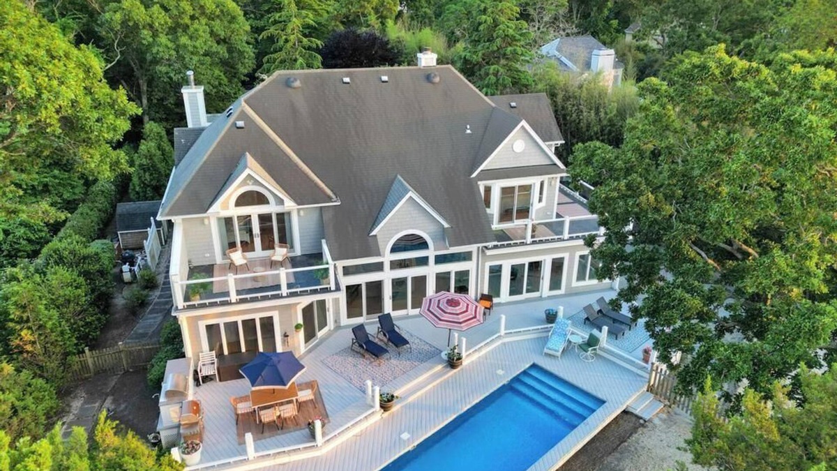 Nissequogue House | Beach Front Villa. Sleeps 10