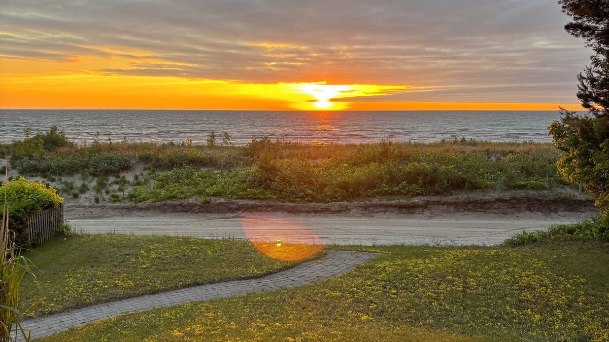 Wasaga Beach House | Beach Front/Water Front Family Friendly Home on Allenwood Beach Wasaga