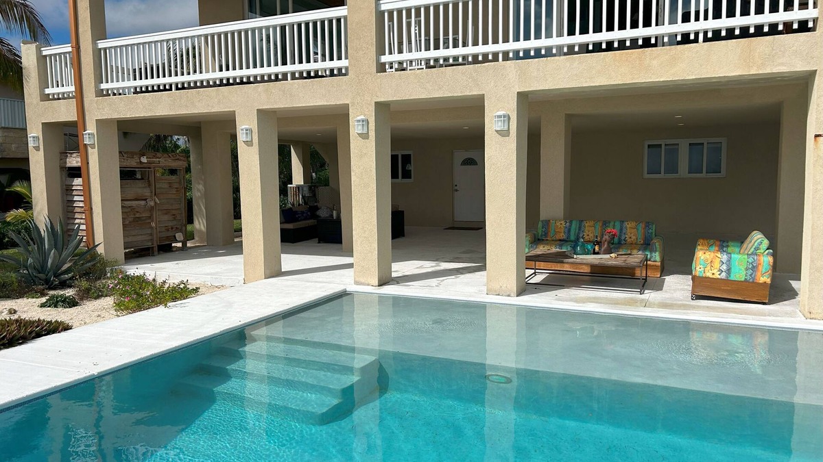 High Rock Villa | Beach front with Pool. Charming 4 bdrm Villa with AC/Patios &Blue Green Ocean
