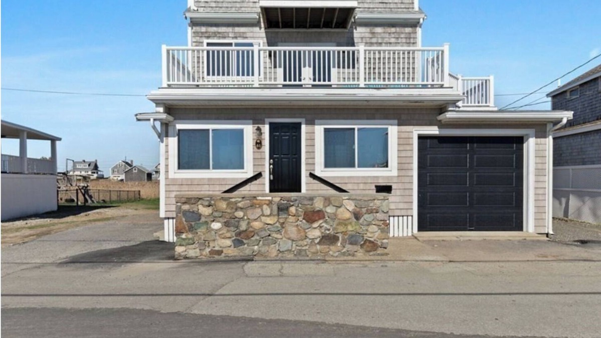 Scituate House | Beach Getaway on Scituate Harbor