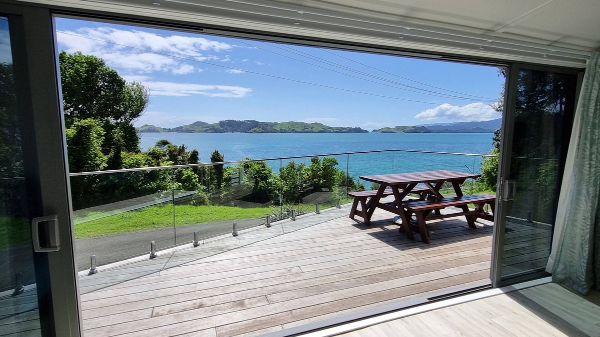 Te Kouma House | Beach Getaway-Stunning Sea Views/Close to Beach & Boat Ramp - Wi-Fi - 4 Bedrooms