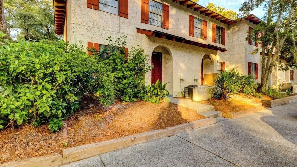 Palmetto Dunes Cottage | Beach Getaway 2BR w/Pool + Modern Comforts