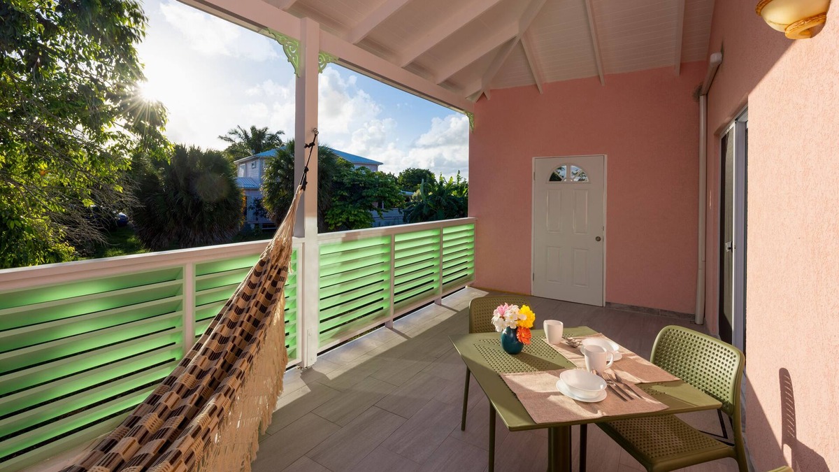 Runaway Bay Apartment | Beach, golf, everything nearby Top quality, quiet, comfortable