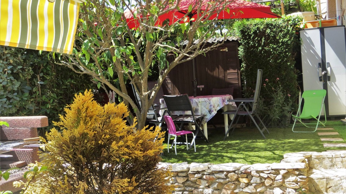Serignan Apartment | Beach - great 100 sq.m apartment, 3 bedrooms, enclosed garden, parking, quiet setting