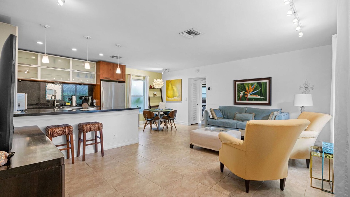 Boca Raton House | Beach Guest House "Reset your Vibe". steps to the ocean.