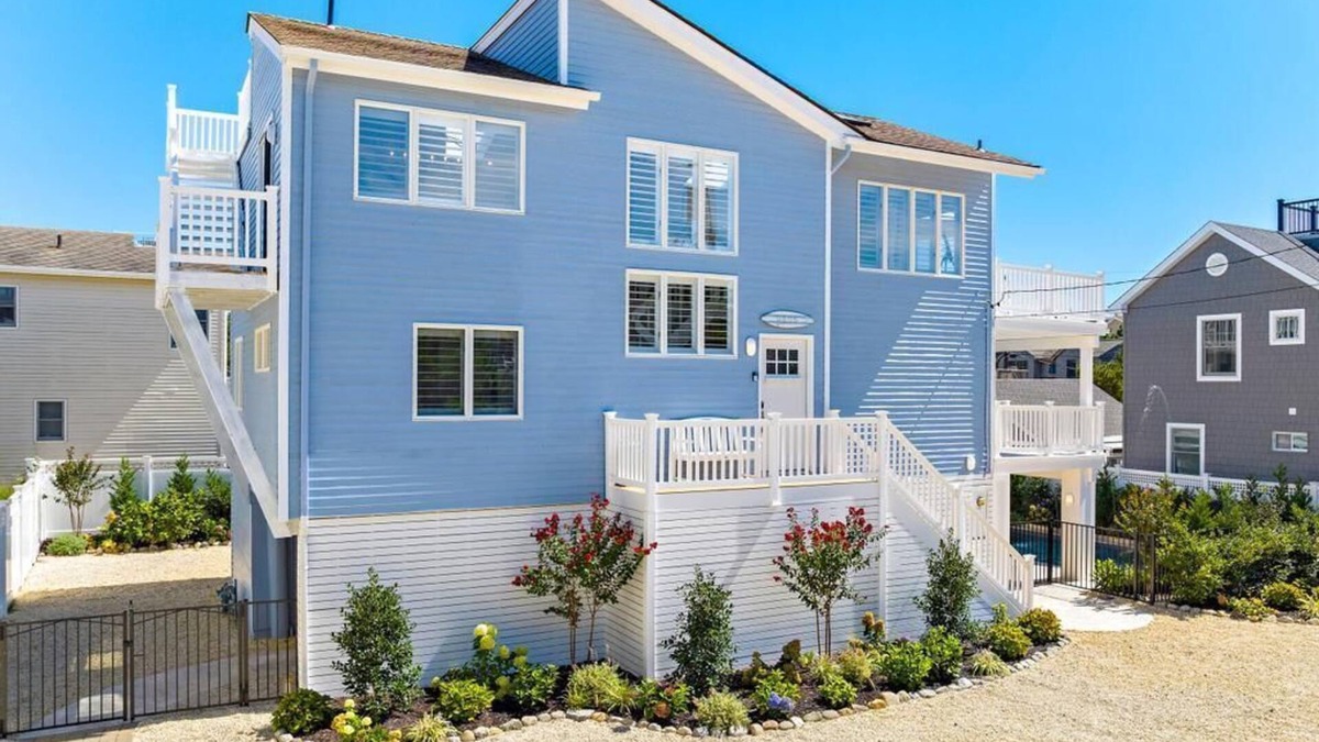 Peahala Park House | Beach Haven Park 4 Bed, 3.5 Bath Reverse Living, Beach Block, Heated Pool
