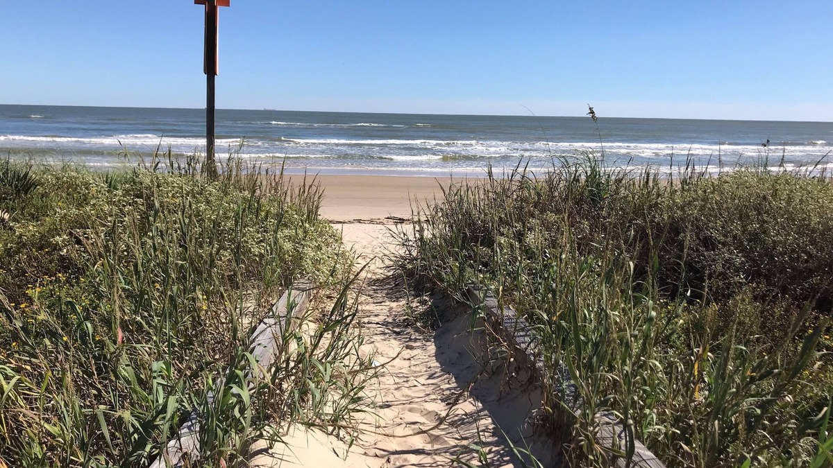 Surfside Beach House | Beach Hideaway-GR8 Patios & MaRgArItA-ViEwS. Come enjoy a weekend getaway! HGTV!