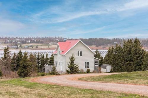 Anglo Rustico House | Beach Hill Cottage with Beautiful Water View