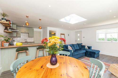 Peacehaven House | Beach, hills, food, scenic walks-The Kelp house.