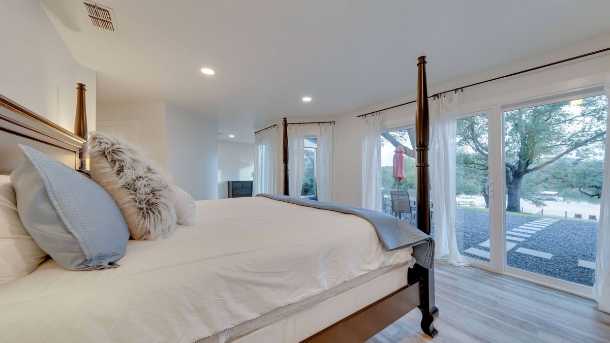 Kingsland House | Beach House 2 on Lake LBJ - Sleeps 24