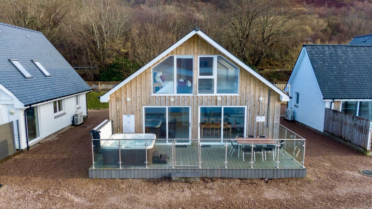 Kentallen Cottage | Beach House 2 with Hot Tub - sleeps 8 guests in 4 bedrooms
