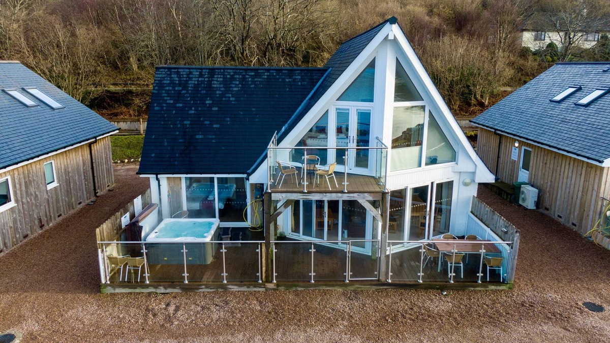 Kentallen Cottage | Beach House 3 with Hot Tub - sleeps 9 guests in 4 bedrooms